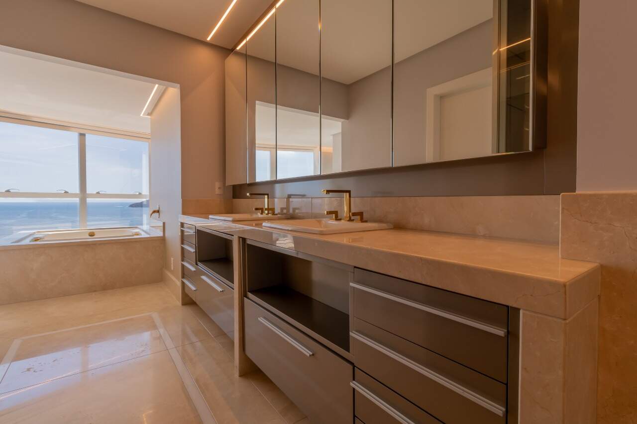 Foto do imóvel Apartamento Vista Mar com 06 suítes á venda no Edifício Victoria Residence no Centro de Balneário Camboriú