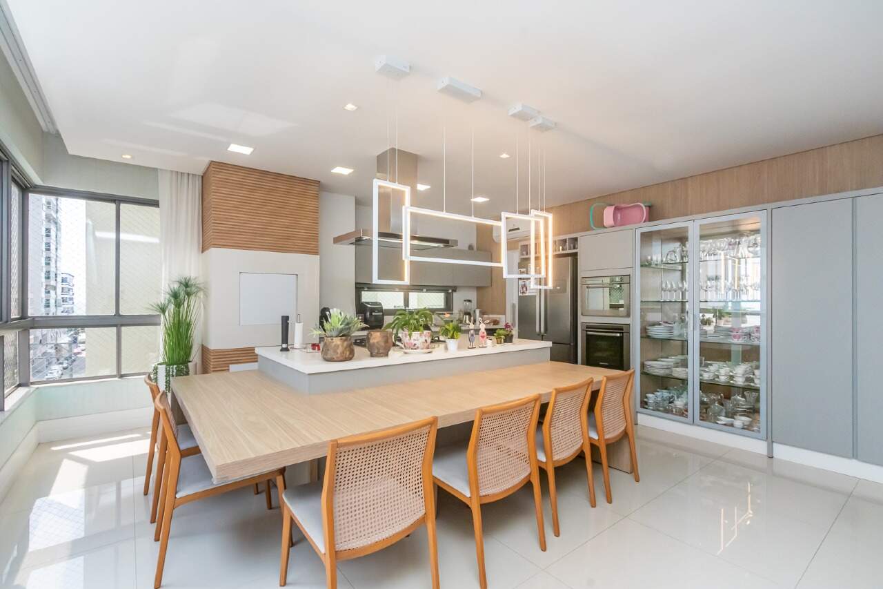 Apartamento com 4 suítes quadra mar no Edifício Milano na Meia Praia em Itapema
