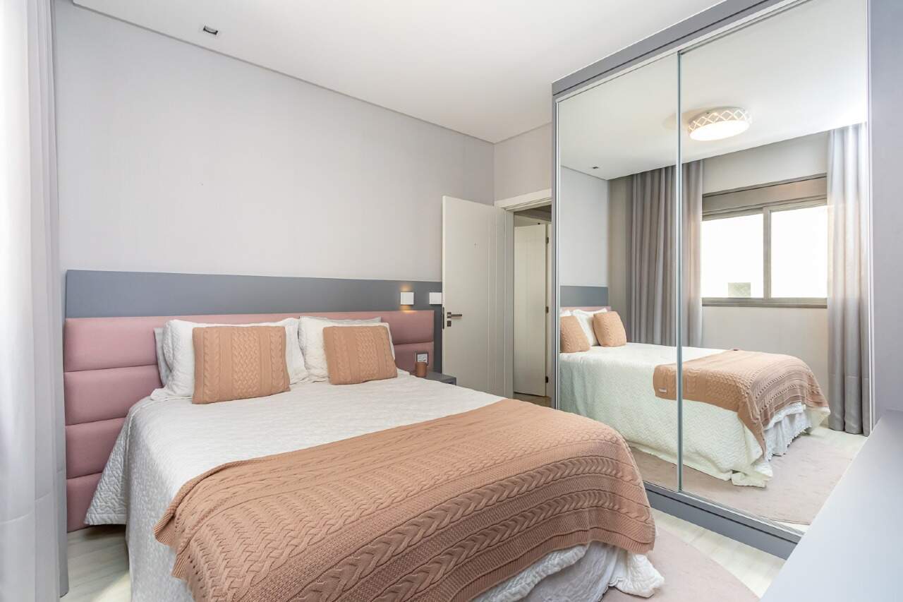 Foto do imóvel Apartamento 4 suites Quadra Mar Mobiliado a venda no Edifício Milano em Meia Praia.