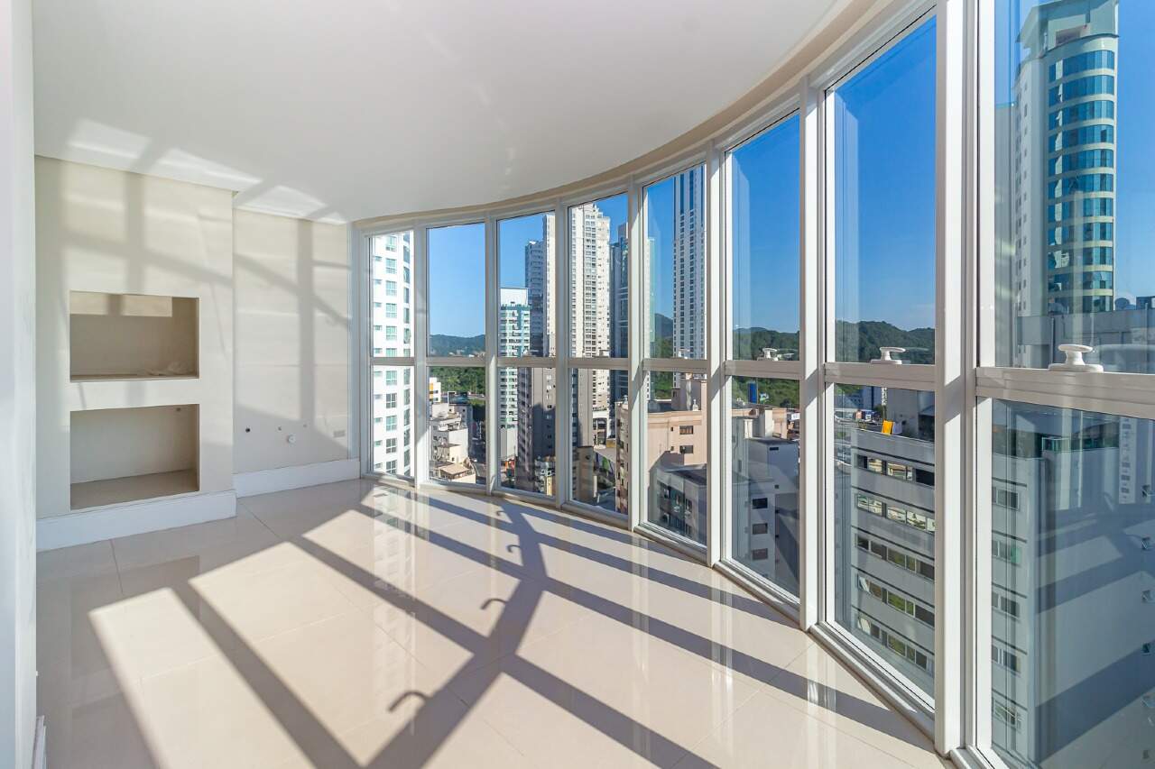 Apartamento com 3 Suítes no Edifício Lê Majestic no Centro de Balneário Camboriú