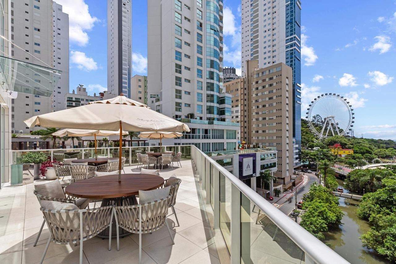 Apartamento Vista Mar com 3 suítes no Edifício Skyline Tower na Barra Norte em Balneário Camboriú