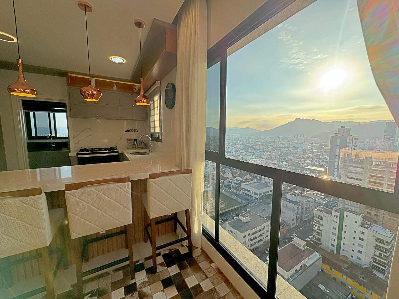 Apartamento 4 dormitórios Edifício Solar di Siena no Centro de Balneário Camboriú