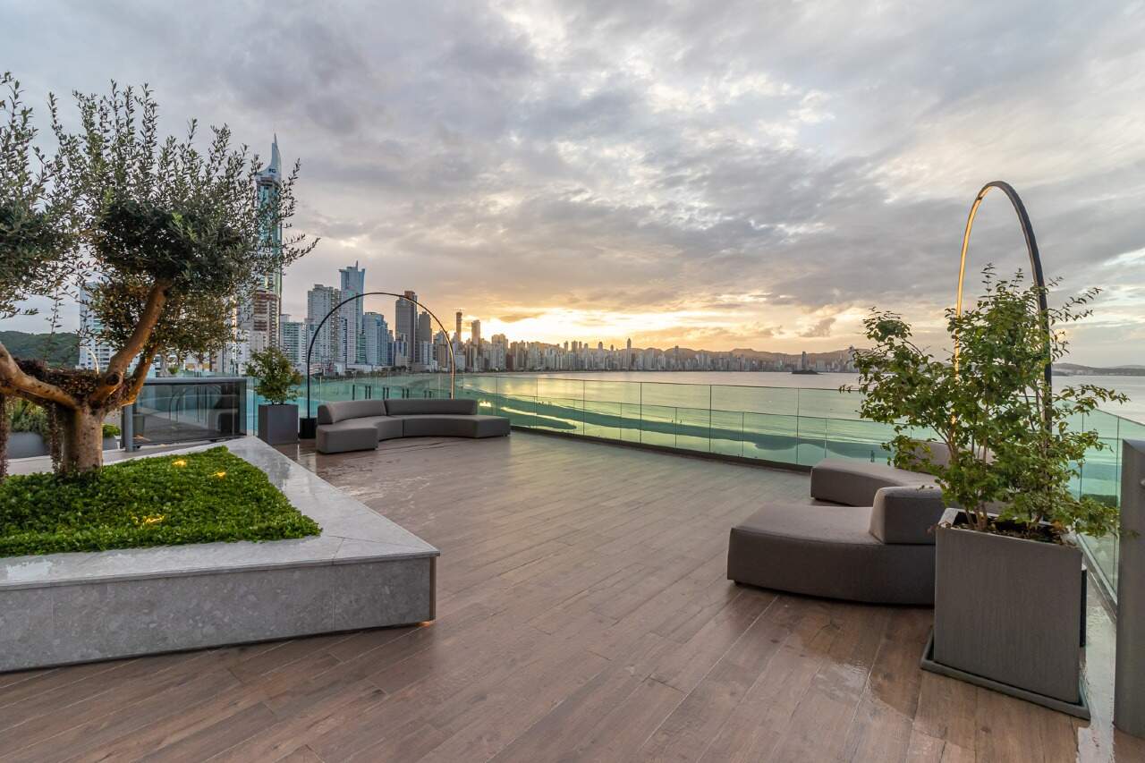 Apartamento com 4 Suítes no Edifício Pharos na Barra Sul em Balneário Camboriú