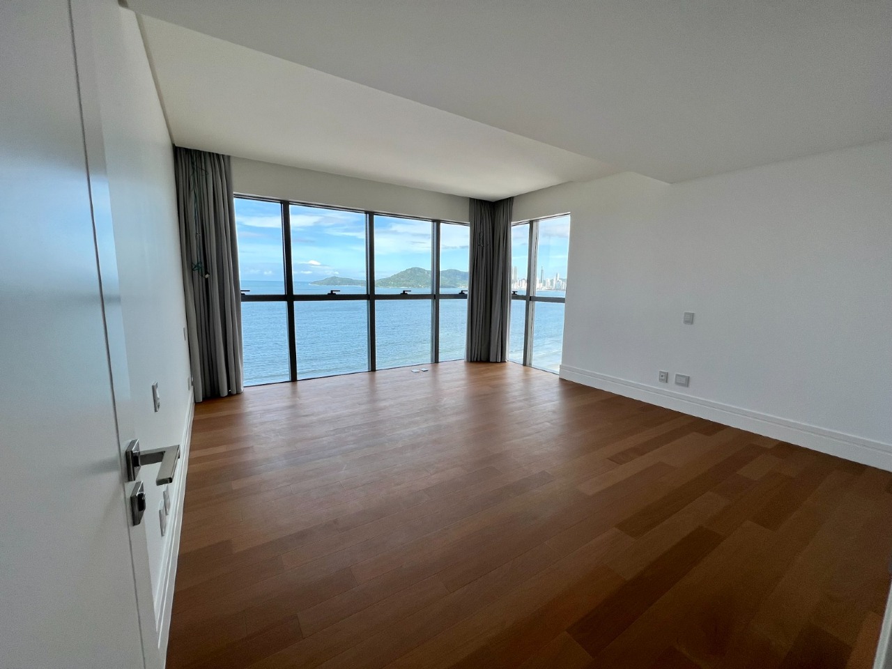 Foto do imóvel Apartamento Frente Mar com 04 suítes á venda no Edifício Splendido em Balneário Camboriú