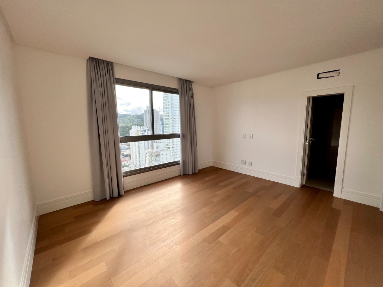 Foto do imóvel Apartamento Frente Mar com 04 suítes á venda no Edifício Splendido em Balneário Camboriú