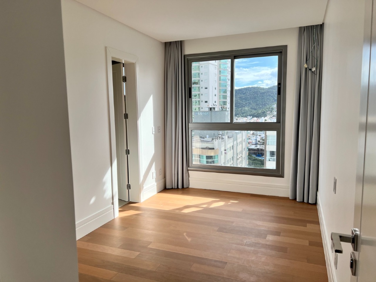 Foto do imóvel Apartamento Frente Mar com 04 suítes á venda no Edifício Splendido em Balneário Camboriú