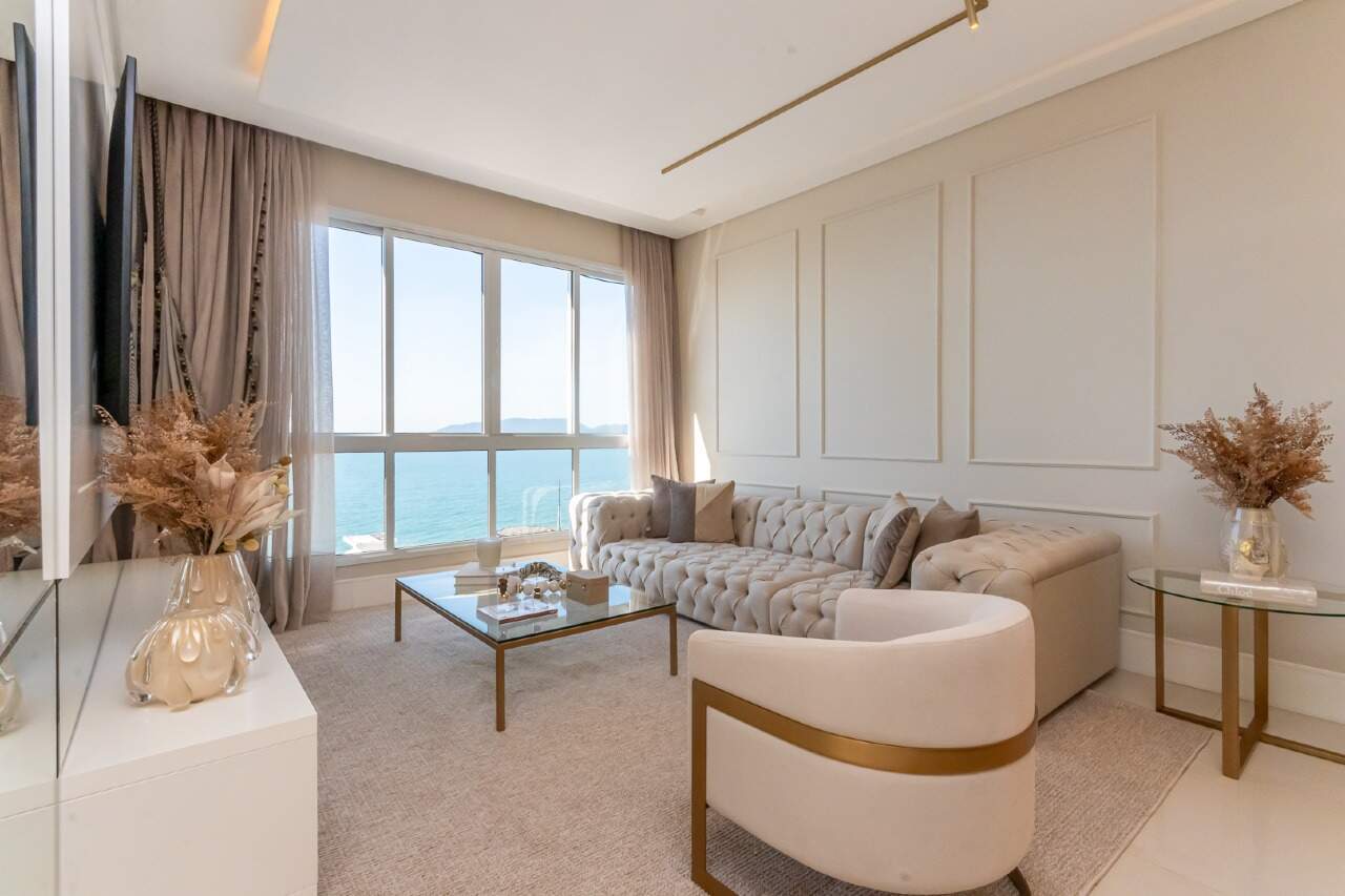 Apartamento 4 suítes no Edifício Cambirela em Meia Praia Itapema