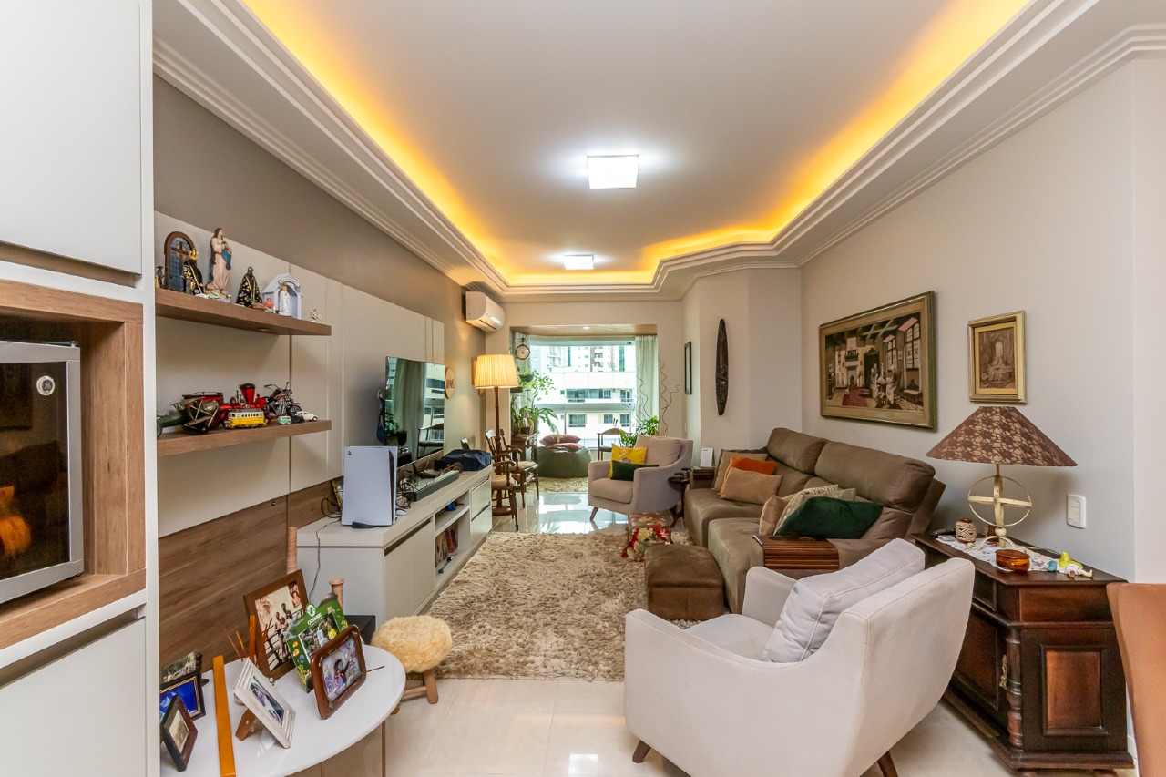 Apartamento frente mar mobiliado com 3 suítes no Edifício Carambei no Centro em Itapema