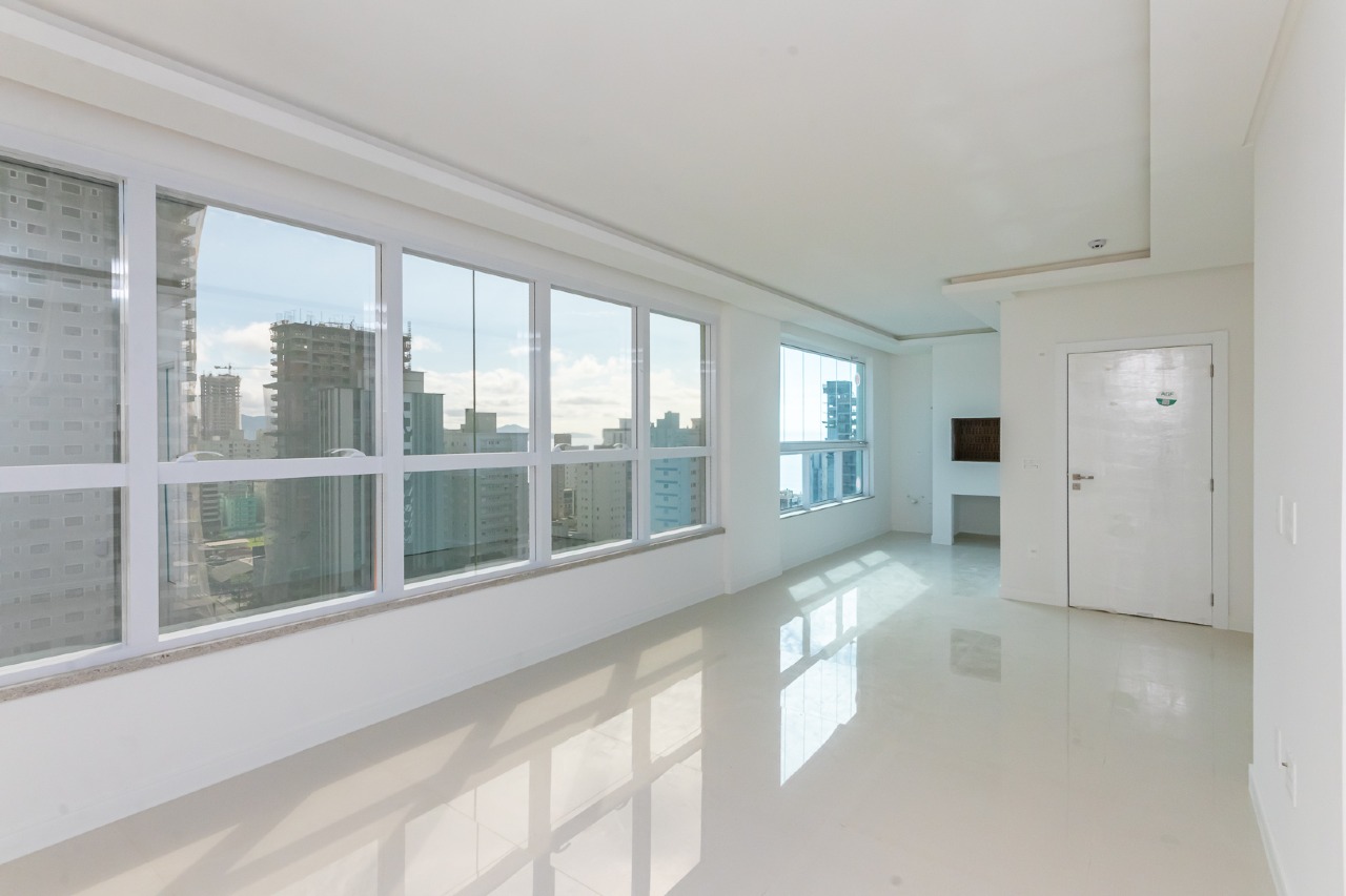 Apartamento com 3 suítes vista mar no Azzure Residence na Meia Praia em Itapema
