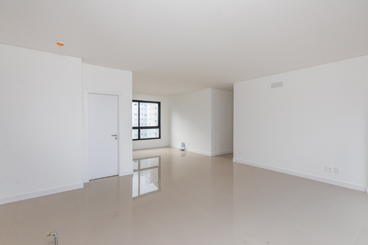 Foto do imóvel Apartamento com 03 suítes á venda no Edifício Porto Rotterdam em Balneário Camboriú