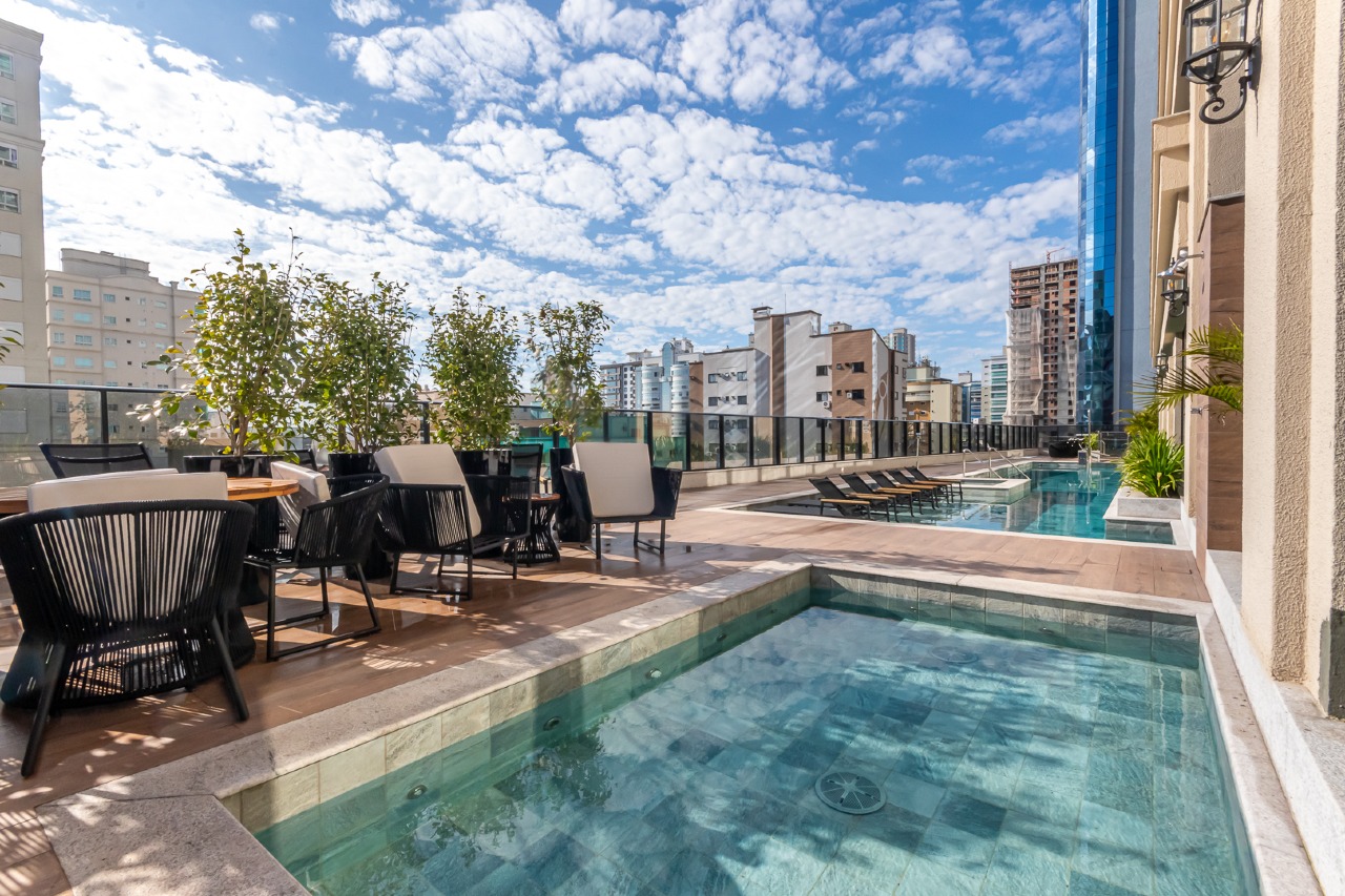 Apartamento com 4 suítes a venda no Edifício Noah Residence na Meia Praia de Itapema