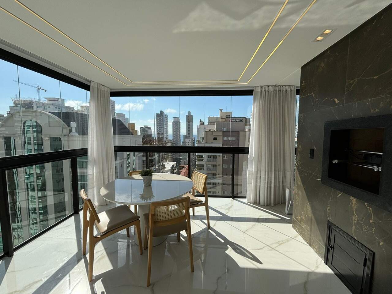 Foto do imóvel Apartamento a venda no Edificio Sunsky Tower com 04 quartos sendo 04 suites em Itapema Meia Praia