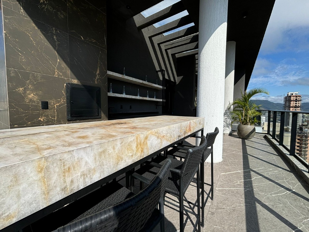Foto do imóvel Apartamento a venda no Edificio Sunsky Tower com 04 quartos sendo 04 suites em Itapema Meia Praia