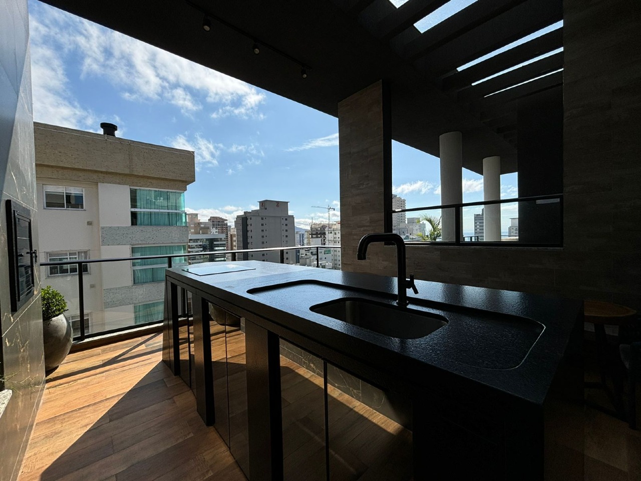 Foto do imóvel Apartamento a venda no Edificio Sunsky Tower com 04 quartos sendo 04 suites em Itapema Meia Praia