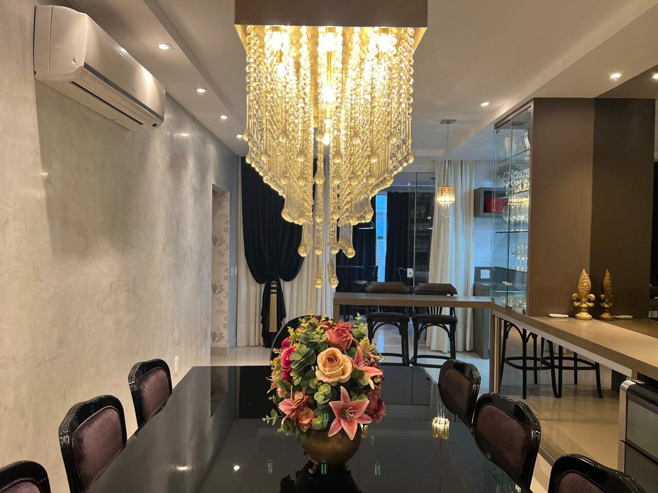 Apartamento mobiliado com 4 suítes no Residencial Dom Otávio na Meia Praia em Itapema