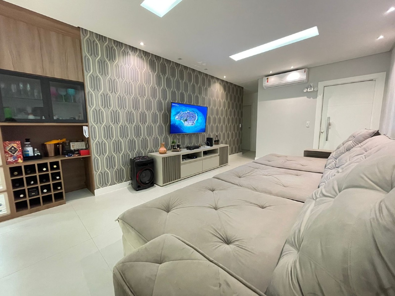 Foto do imóvel Apartamento Mobiliado com 3 Suítes no Edifício Isis Dellagnelo em Meia Praia