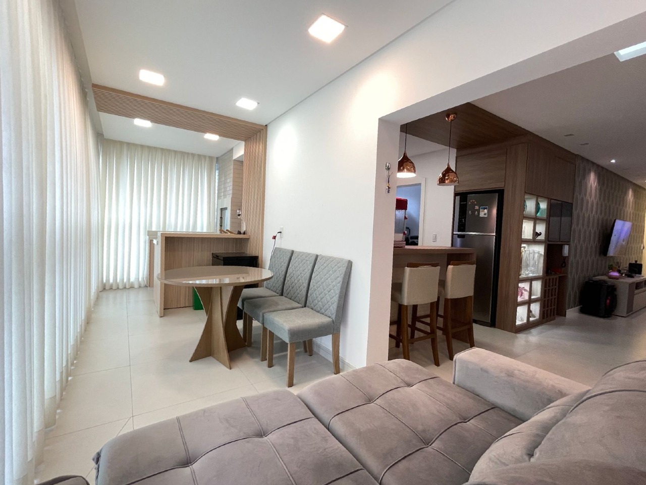 Foto do imóvel Apartamento Mobiliado com 3 Suítes no Edifício Isis Dellagnelo em Meia Praia