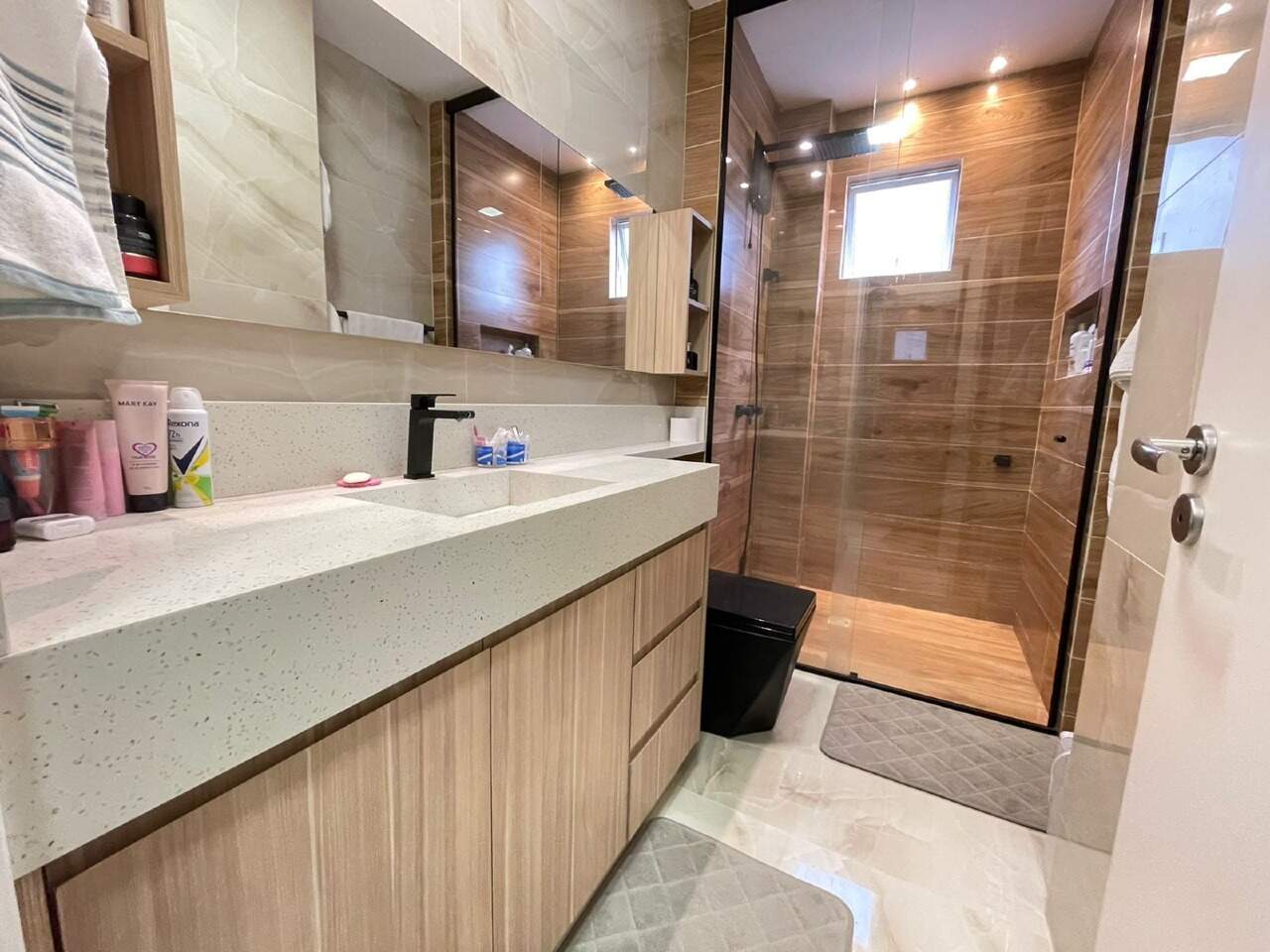 Foto do imóvel Apartamento Mobiliado com 3 Suítes no Edifício Isis Dellagnelo em Meia Praia
