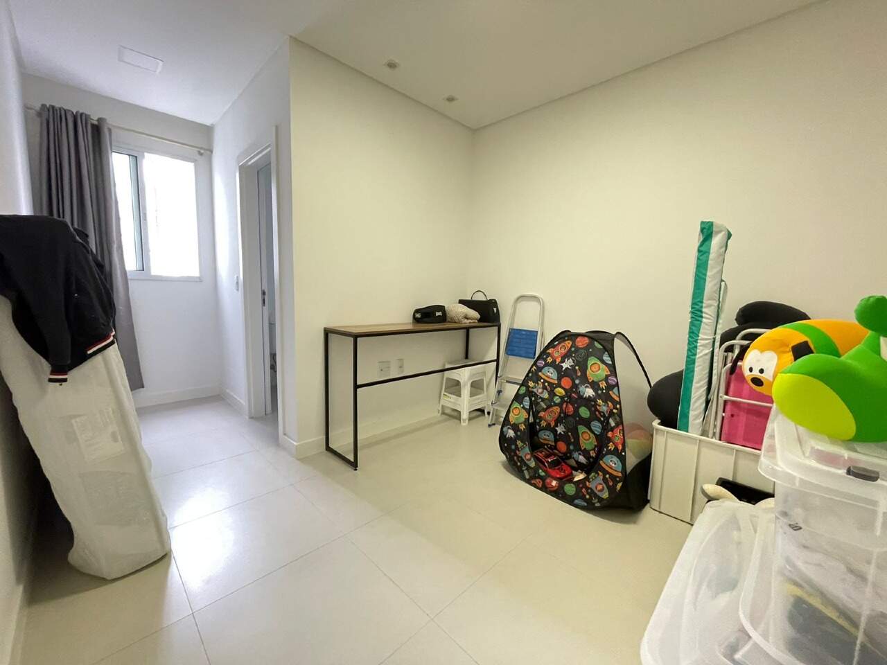 Foto do imóvel Apartamento Mobiliado com 3 Suítes no Edifício Isis Dellagnelo em Meia Praia