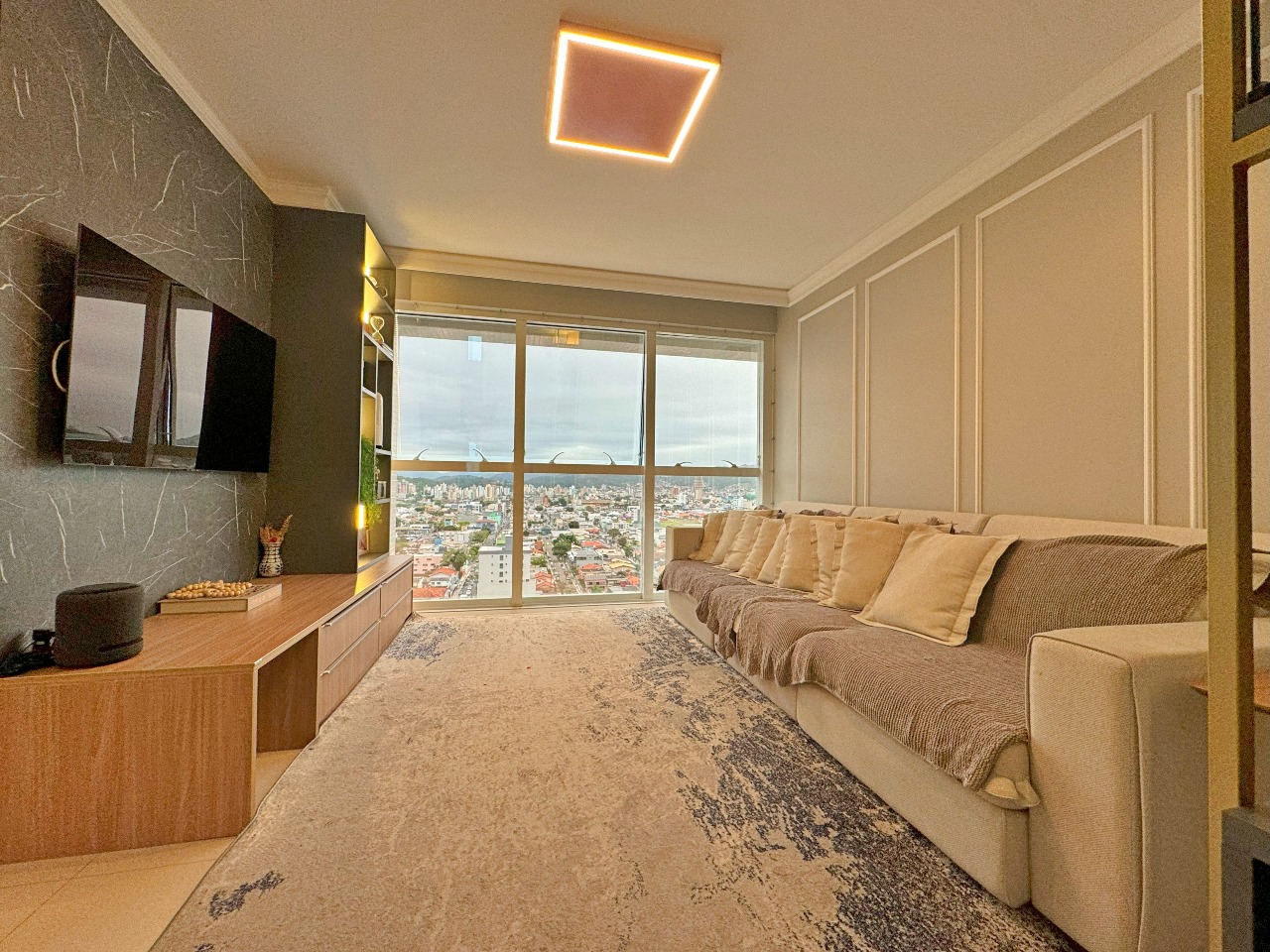 Apartamento com 3 suítes no Edifício Royalton no Centro em Balneário Camboriú