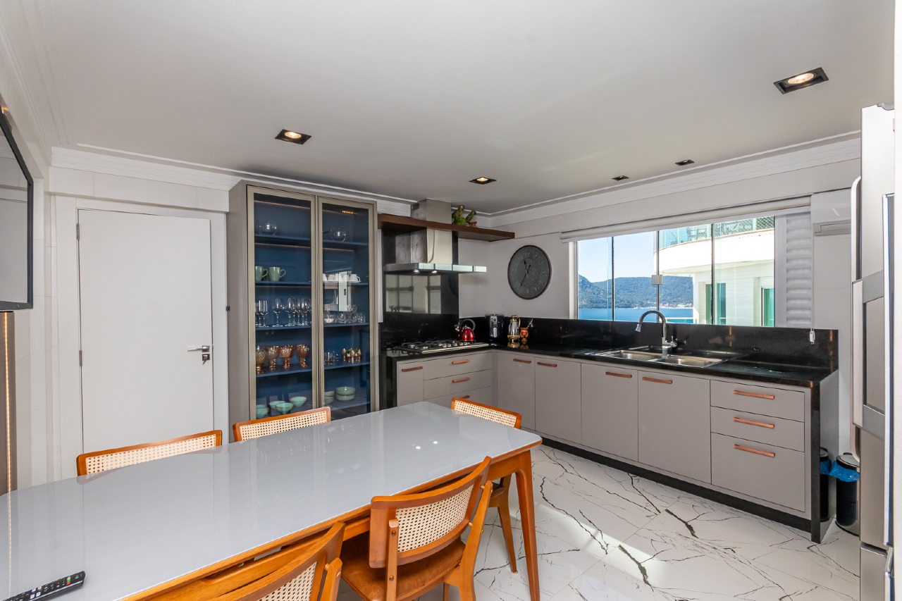Foto do imóvel Apartamento 4 dormitórios no Edifício Imperatriz na Avenida Atlântica Balneário Camboriú
