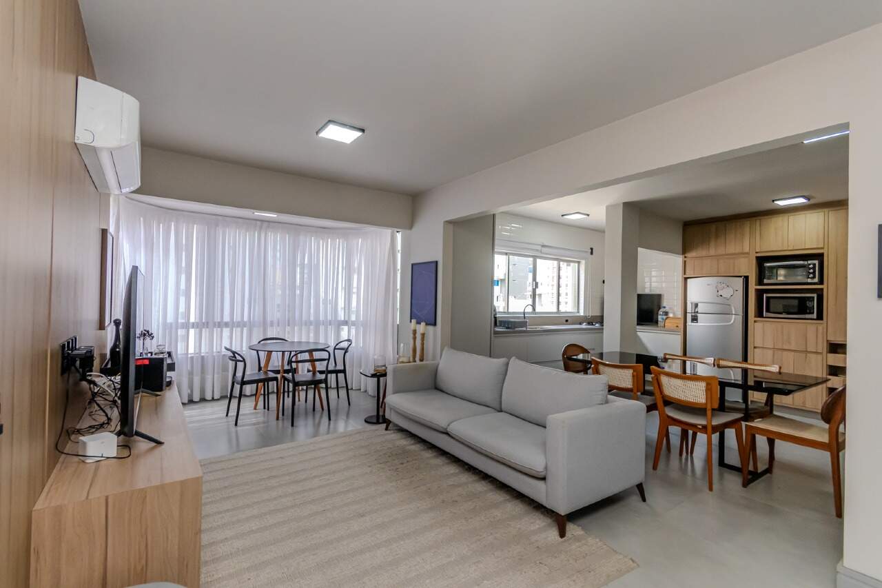 Apartamento no Edifício Maria Carolina com 2 dormitórios no Centro de Balneário Camboriú