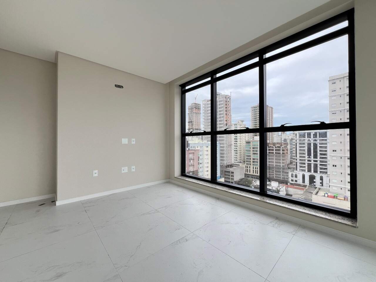 Foto do imóvel Apartamento de 3 Suítes no Ilha de Creta Meia Praia Itapema