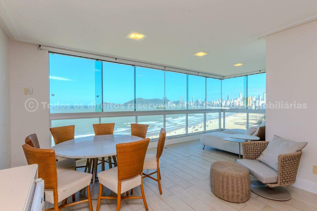 Apartamento com 4 suítes no Edifício Metrópolis no Centro em Balneário Camboriú