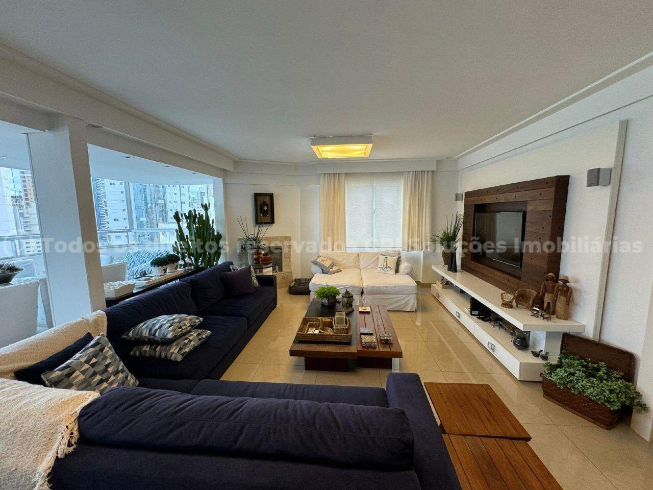 Apartamento com 3 quartos no Edifício Baleia Branca no Centro em Balneário Camboriú