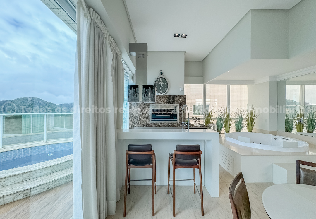 Foto do imóvel Cobertura Duplex Mobiliada com 03 Suítes Frente Mar á venda no Edifício Gran Felicitá em Balneário Camboriú