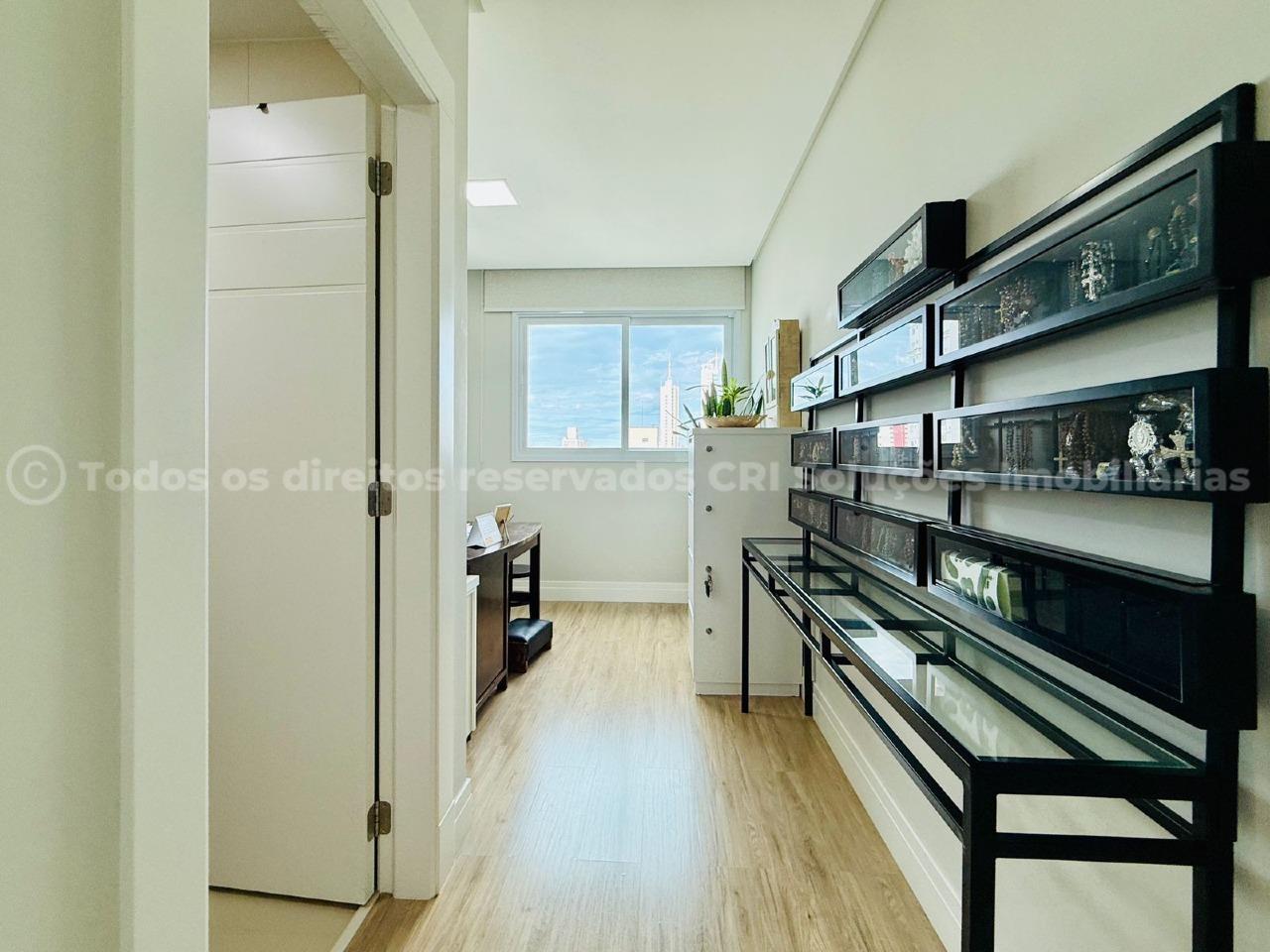 Foto do imóvel Apartamento alto-padrão à venda com 4 quartos sendo 2 suítes e 2 vagas de garagem a 500m do mar no Falcon Tower da FG no centro de Balneário Camboriú