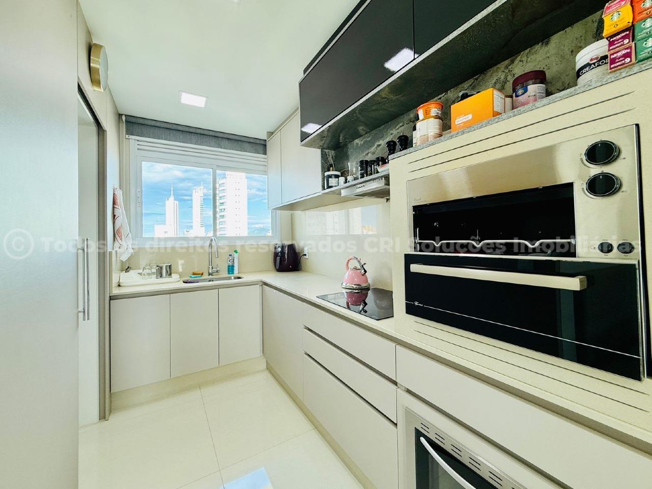 Foto do imóvel Apartamento alto-padrão à venda com 4 quartos sendo 2 suítes e 2 vagas de garagem a 500m do mar no Falcon Tower da FG no centro de Balneário Camboriú