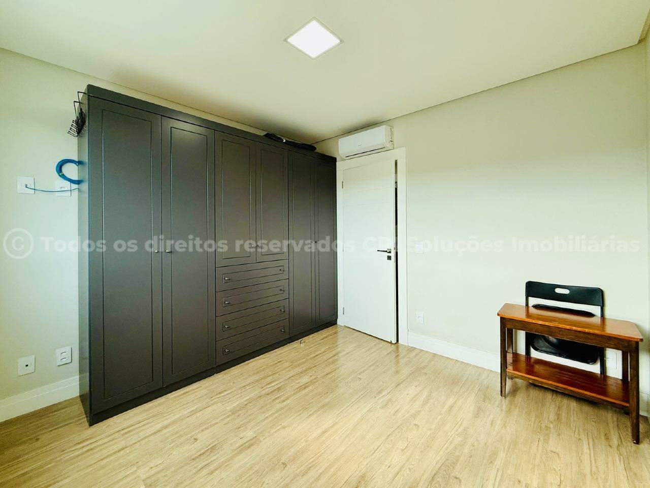 Foto do imóvel Apartamento alto-padrão à venda com 4 quartos sendo 2 suítes e 2 vagas de garagem a 500m do mar no Falcon Tower da FG no centro de Balneário Camboriú