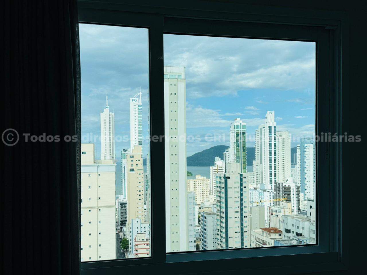 Foto do imóvel Apartamento alto-padrão à venda com 4 quartos sendo 2 suítes e 2 vagas de garagem a 500m do mar no Falcon Tower da FG no centro de Balneário Camboriú