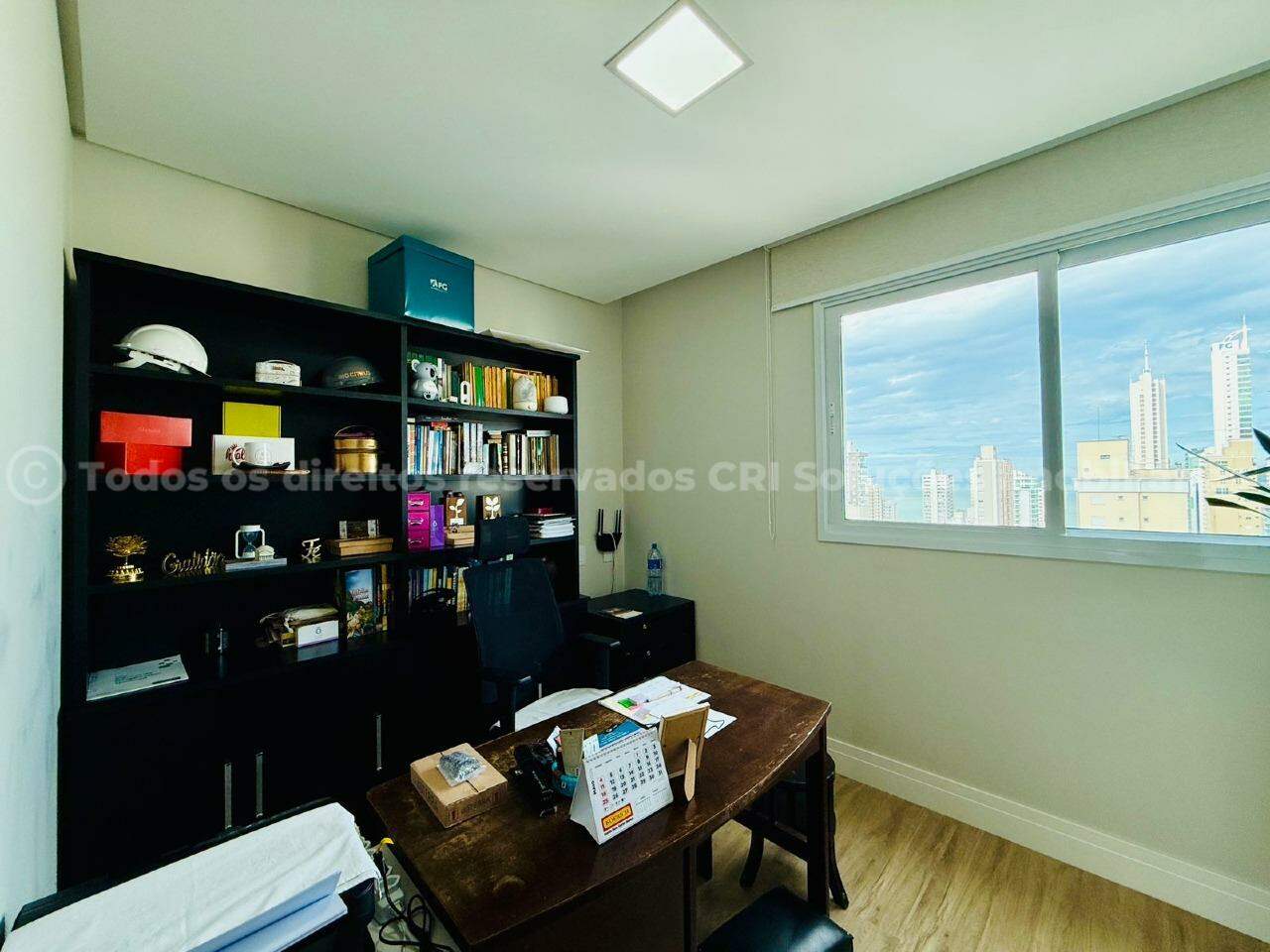 Foto do imóvel Apartamento alto-padrão à venda com 4 quartos sendo 2 suítes e 2 vagas de garagem a 500m do mar no Falcon Tower da FG no centro de Balneário Camboriú