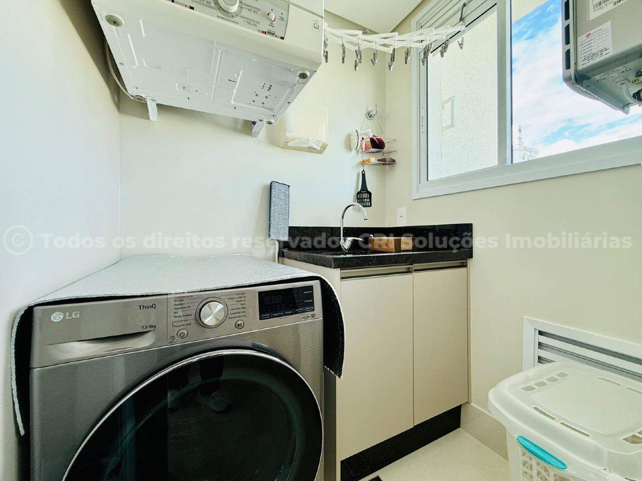 Foto do imóvel Apartamento alto-padrão à venda com 4 quartos sendo 2 suítes e 2 vagas de garagem a 500m do mar no Falcon Tower da FG no centro de Balneário Camboriú